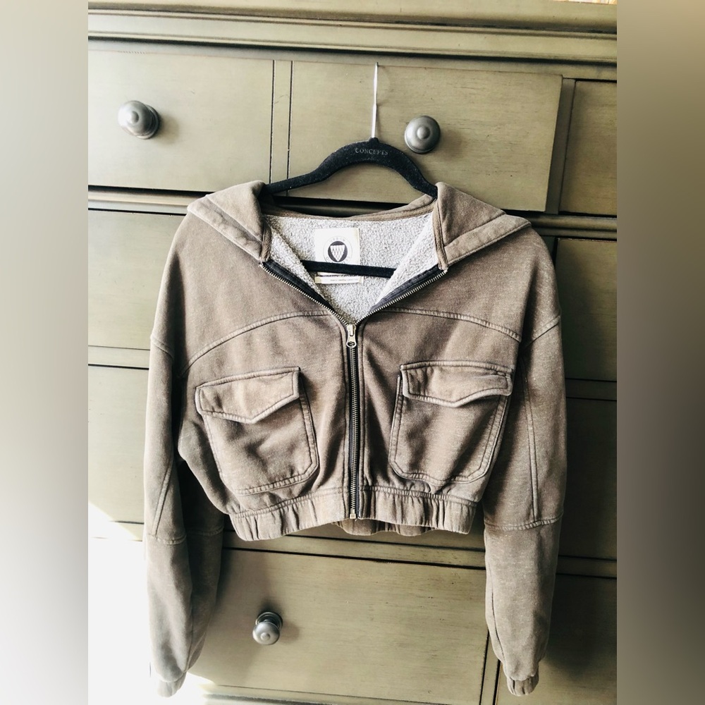 UO Zip Up🖤🤍